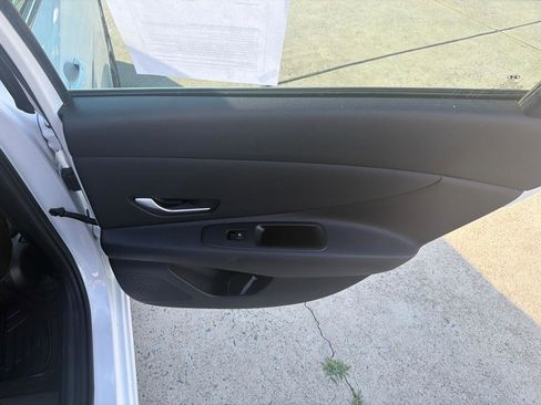 Used 2022 Hyundai Elantra Limited FWD image 31