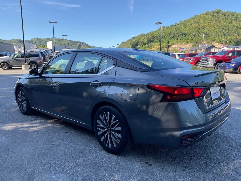 Used 2025 Nissan Altima 2.5 SV FWD image 4