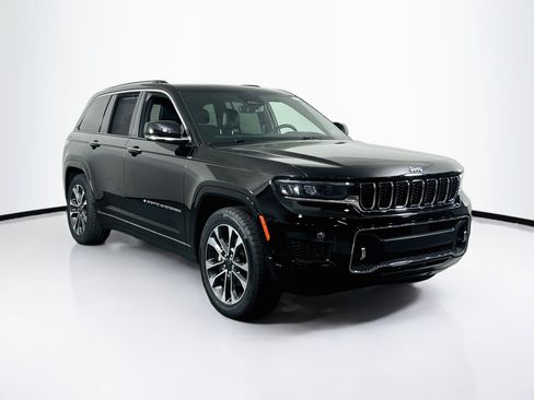 Used 2022 Jeep Grand Cherokee Overland w/ Luxury Tech Group IV AWD/4WD image 3
