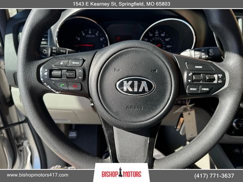 Used 2017 Kia Sedona LX image 29
