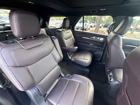 Used 2025 Ford Explorer Platinum RWD image 19