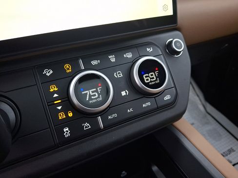New 2026 Land Rover Defender 130 X-Dynamic SE AWD/4WD image 14
