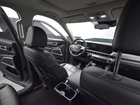 Used 2024 Kia Telluride EX w/ EX Captain's Chair Package image 20