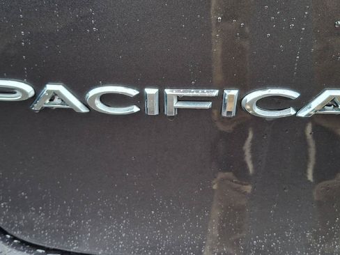 Used 2023 Chrysler Pacifica Touring-L FWD image 25