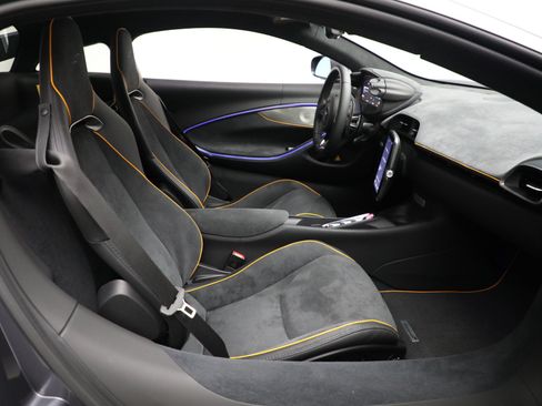 Used 2024 McLaren Artura RWD image 24