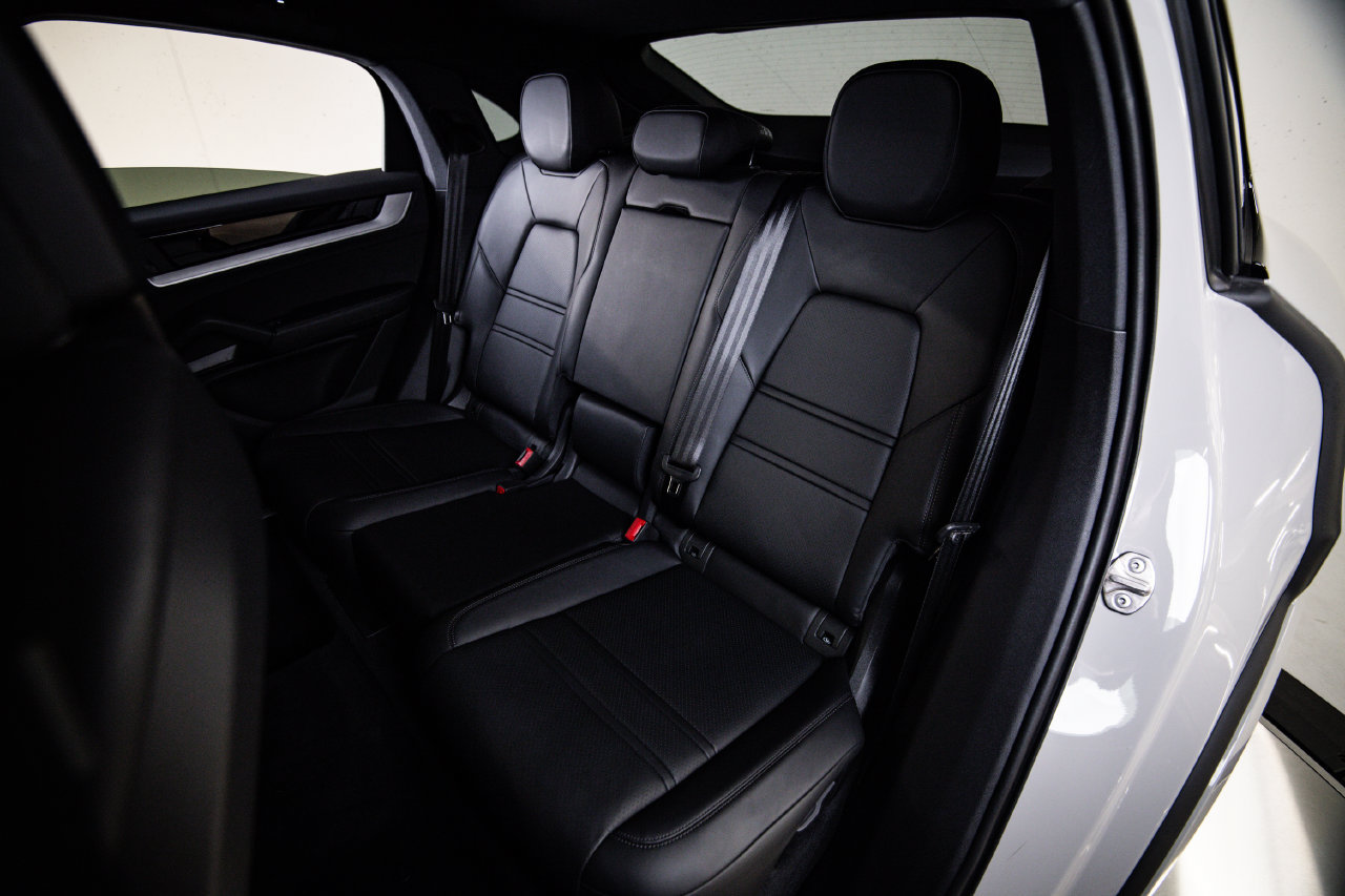 Certified 2026 Porsche Cayenne Coupe AWD/4WD image 24