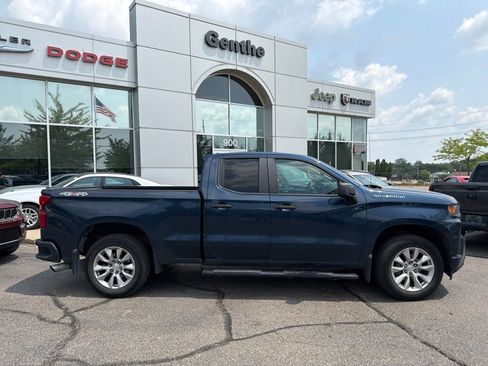 Used 2020 Chevrolet Silverado 1500 Custom w/ Custom Value Package AWD/4WD image 2