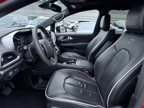 Used 2025 Chrysler Pacifica Limited FWD image 21