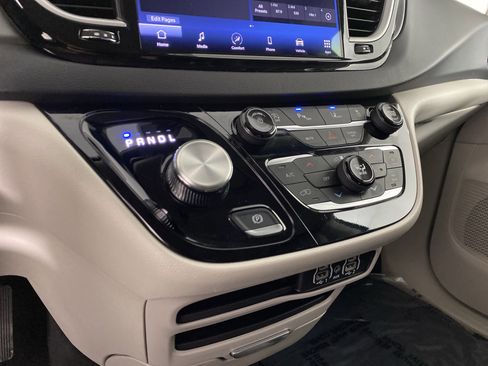 Used 2024 Chrysler Pacifica Touring-L image 29