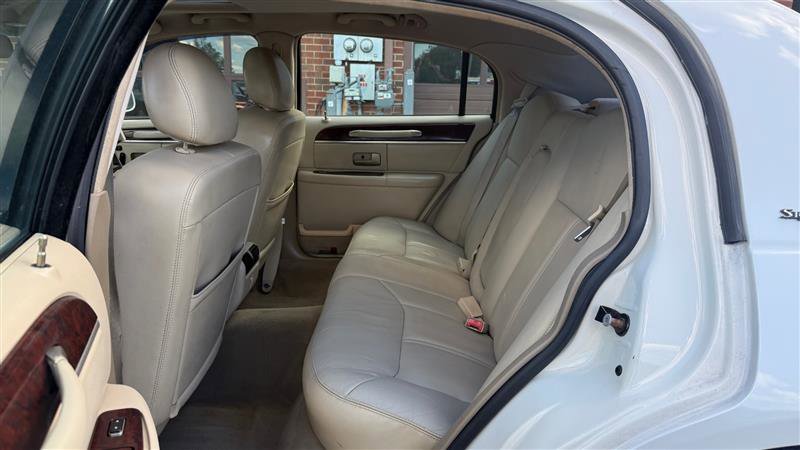 Used 2007 Lincoln Town Car Signature Limited RWD image 18