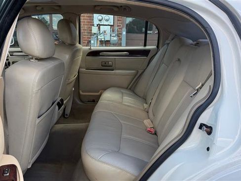 Used 2007 Lincoln Town Car Signature Limited RWD image 18