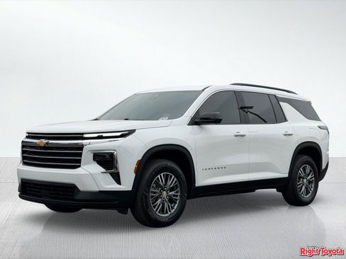 Used 2025 Chevrolet Traverse LT w/ Driver Confidence Package FWD image 2