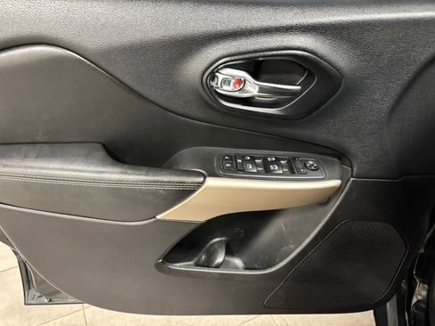 Used 2018 Jeep Cherokee Limited image 18