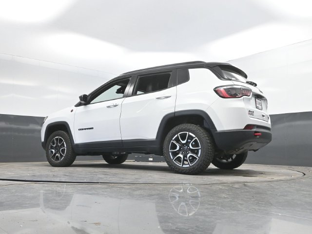 Used 2025 Jeep Compass Trailhawk AWD/4WD image 48