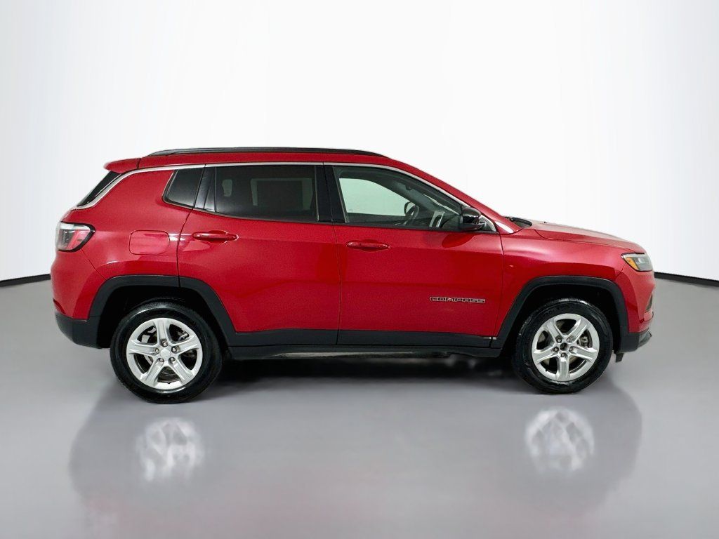 Used 2024 Jeep Compass Latitude AWD/4WD image 8