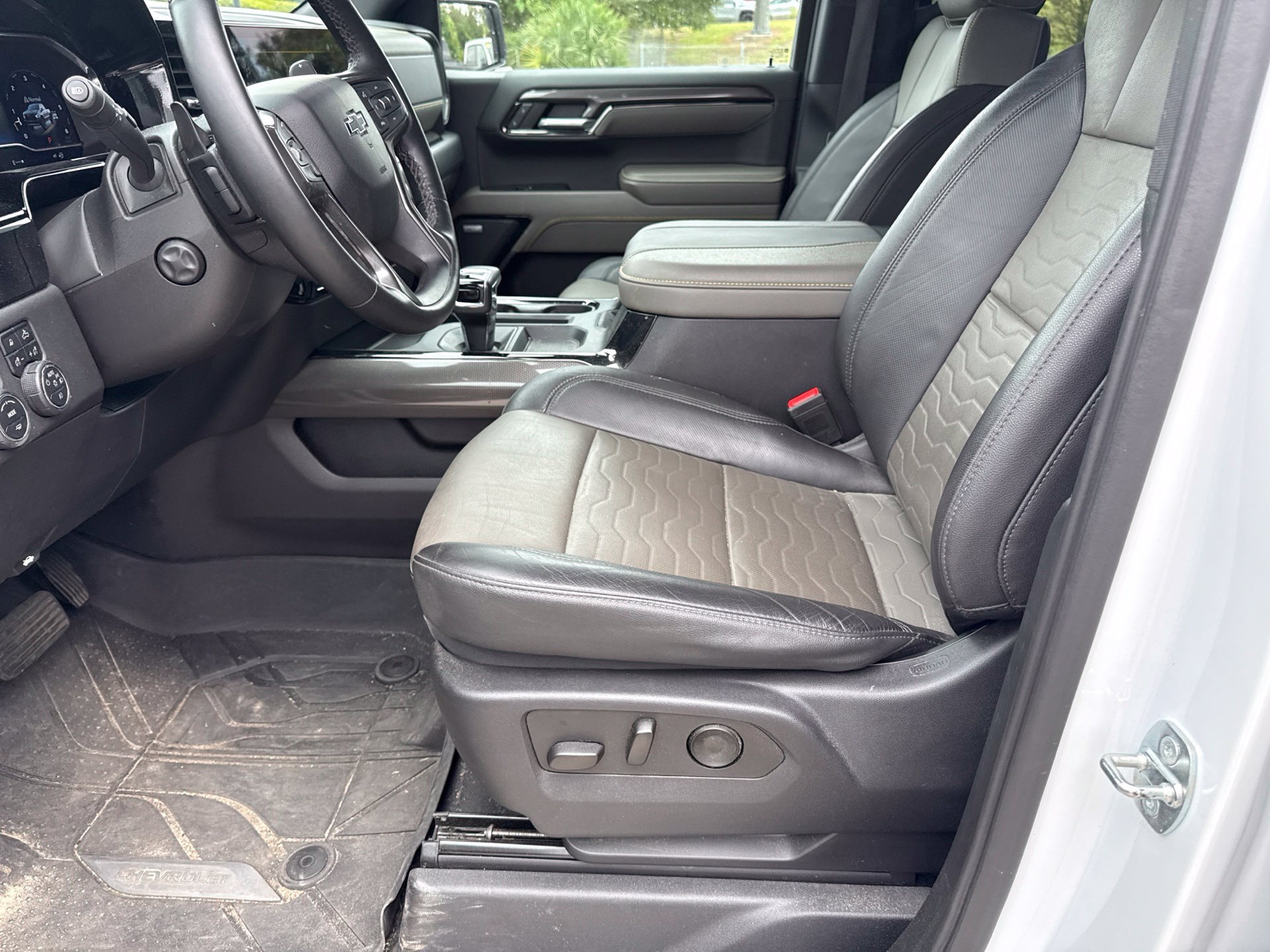 Used 2023 Chevrolet Silverado 1500 ZR2 w/ Technology Package AWD/4WD image 13