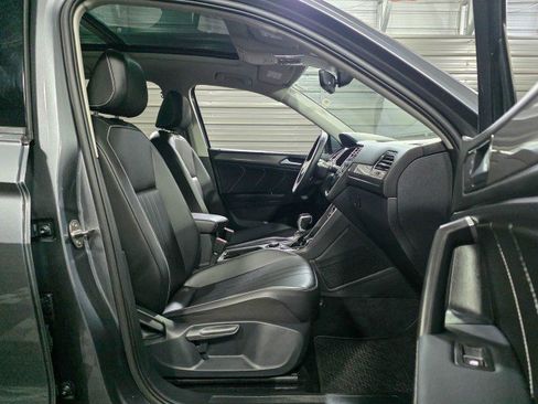 Used 2024 Volkswagen Tiguan SE w/ Panoramic Sunroof Package image 15