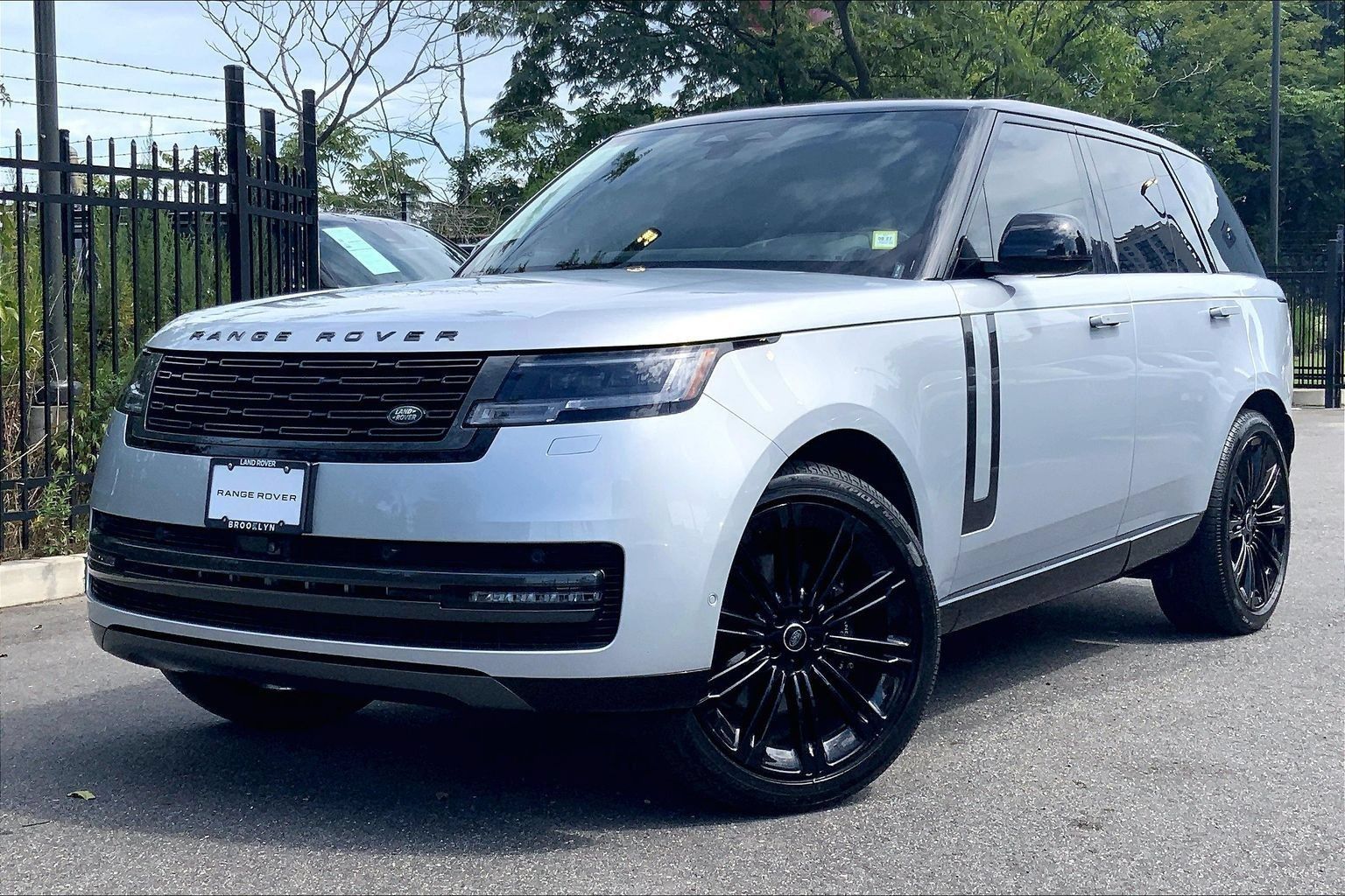 Certified 2025 Land Rover Range Rover SE AWD/4WD image 1