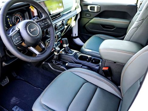 New 2025 Jeep Gladiator Mojave w/ Convenience Group image 13