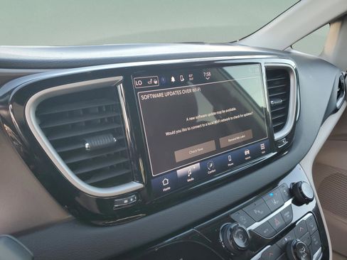 Used 2023 Chrysler Pacifica Touring-L image 17