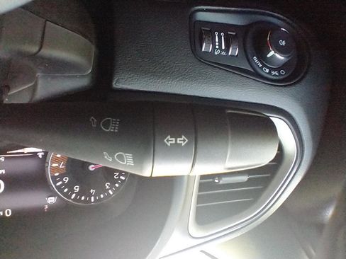 Used 2021 Jeep Renegade Latitude FWD image 28
