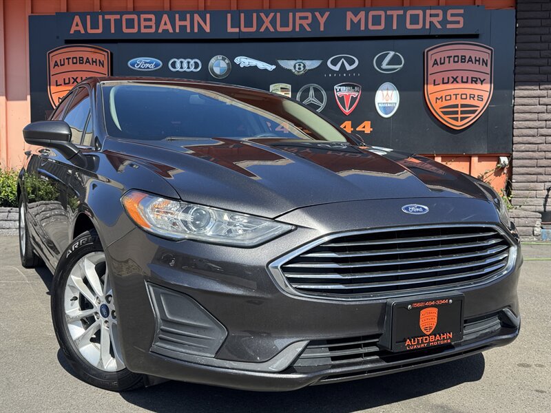 Used 2019 Ford Fusion SE FWD image 1