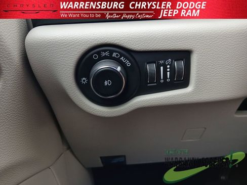 Used 2023 Chrysler Pacifica Touring-L FWD image 32