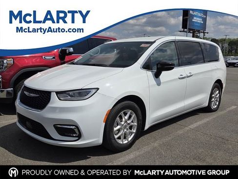 Used 2024 Chrysler Pacifica Touring-L image 1
