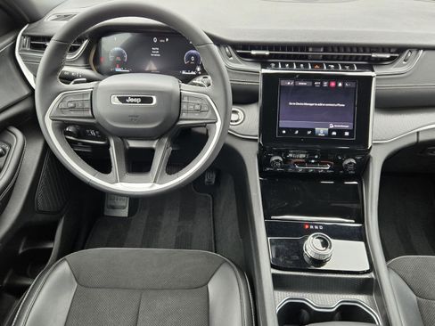 Used 2025 Jeep Grand Cherokee Altitude AWD/4WD image 25