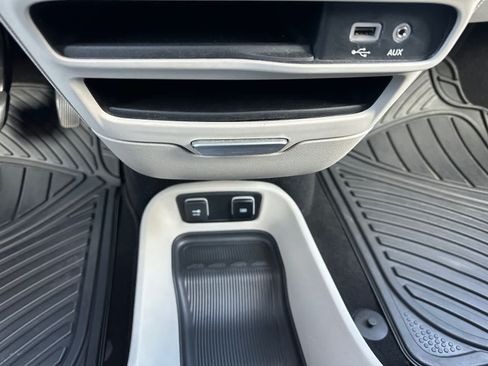 Used 2020 Chrysler Pacifica Touring-L w/ Tire & Wheel Group FWD image 28