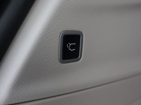 Used 2021 Chrysler Pacifica Touring-L w/ Uconnect Theater Family Group image 39