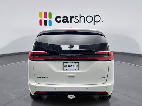 Used 2024 Chrysler Pacifica Touring-L w/ Road Tripper Package image 4