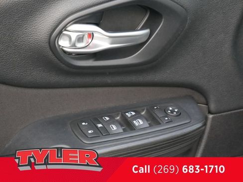 Used 2016 Jeep Cherokee Latitude FWD image 21
