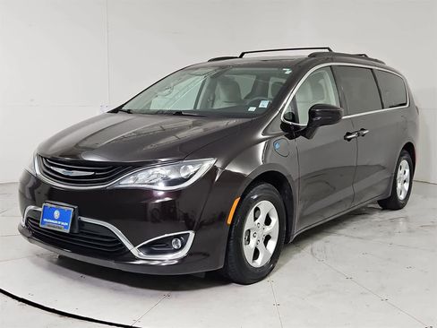 Used 2018 Chrysler Pacifica Touring Plus image 1