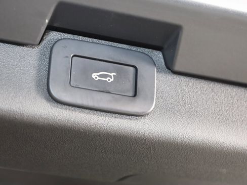 Used 2023 Land Rover Discovery Metropolitan Edition image 55