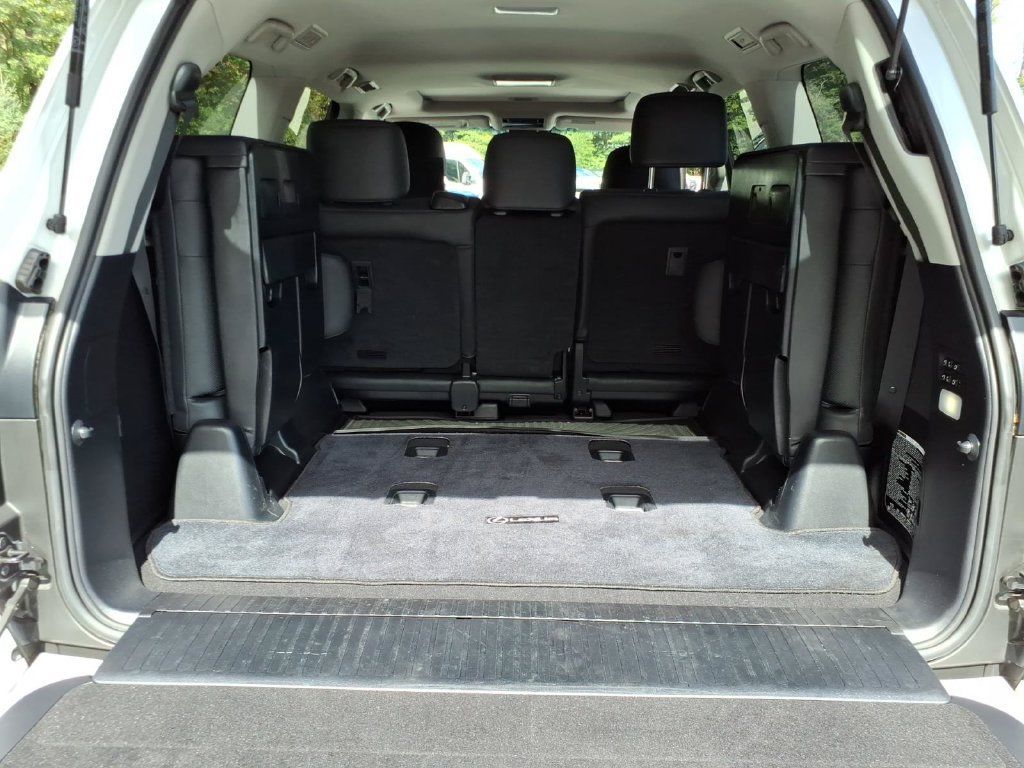 Used 2021 Lexus LX 570 4WD w/ Luxury Package image 19