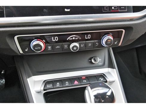 Used 2025 Audi Q3 2.0T Premium image 28