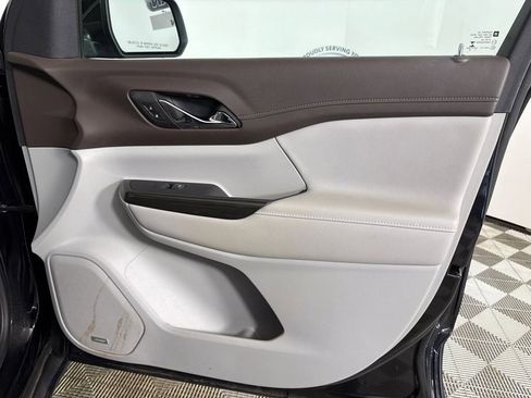 Used 2022 GMC Acadia SLT w/ Technology Package image 16