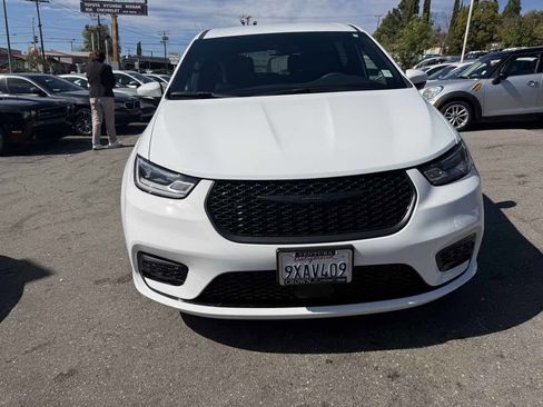 Used 2023 Chrysler Pacifica Touring-L w/ S Appearance Package image 2