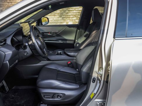 Used 2024 Toyota Venza Limited image 24