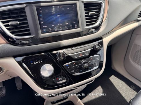 Used 2019 Chrysler Pacifica Touring-L FWD image 28