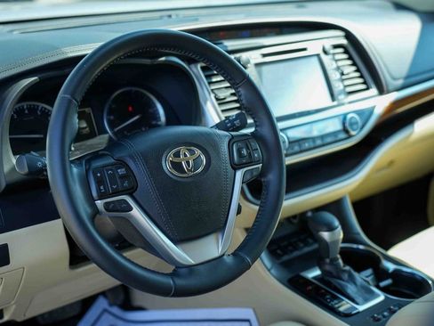 Used 2019 Toyota Highlander Limited image 32