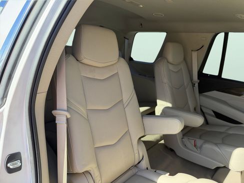 Used 2020 Cadillac Escalade Premium Luxury image 45
