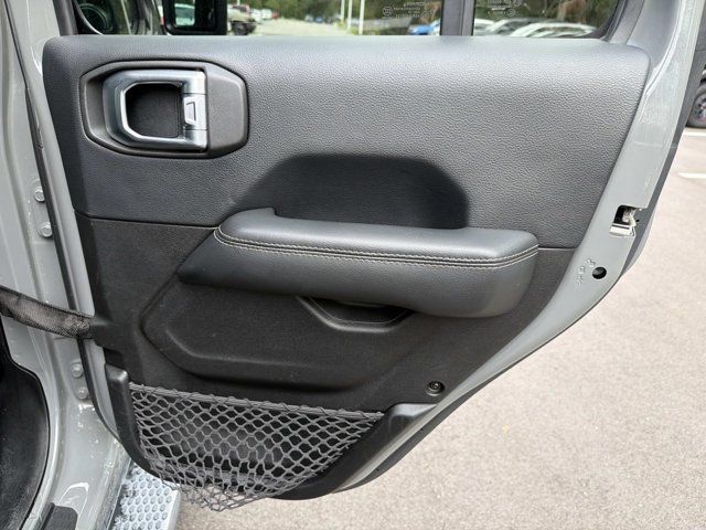 Used 2018 Jeep Wrangler Unlimited Sahara AWD/4WD image 18
