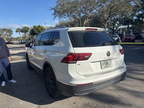 Used 2024 Volkswagen Tiguan SE w/ Panoramic Sunroof Package image 4