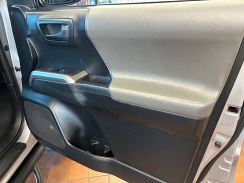 Used 2016 Toyota Tacoma SR5 w/ SR5 Appearance Package (SN) image 21