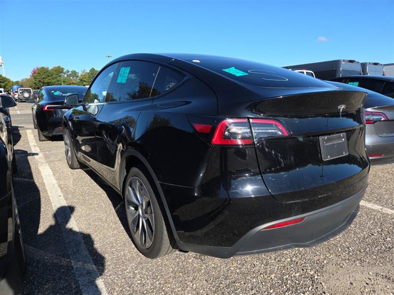 Used 2024 Tesla Model Y 2WD image 10