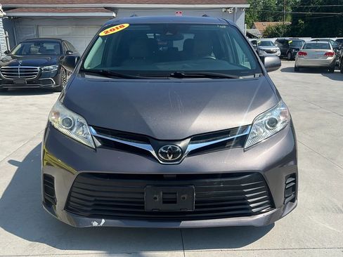 Used 2018 Toyota Sienna LE w/ Carpet Mat Package image 2