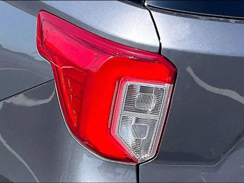 Used 2022 Ford Explorer XLT w/ Equipment Group 202A AWD/4WD image 31
