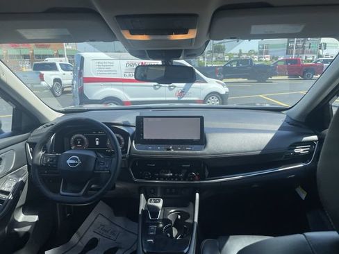 Used 2026 Nissan Rogue SL FWD image 38